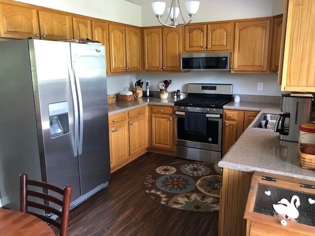 Building Photo - Quaint setting, One Level 3BR/ 2BA 2-Car Garage Condo