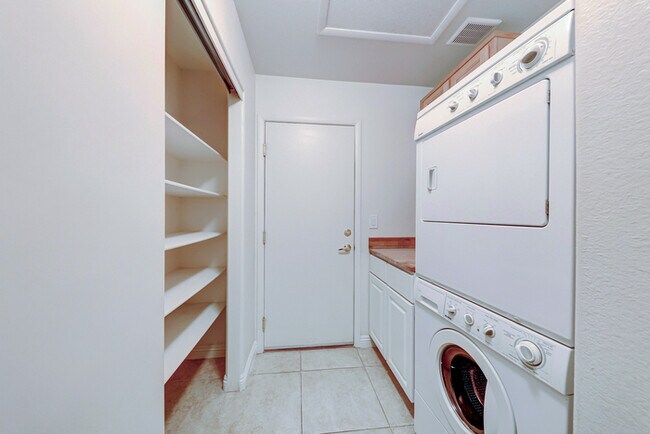 Building Photo - Carry Over Showing: This property has been shown before and will be rented to the first most qual...