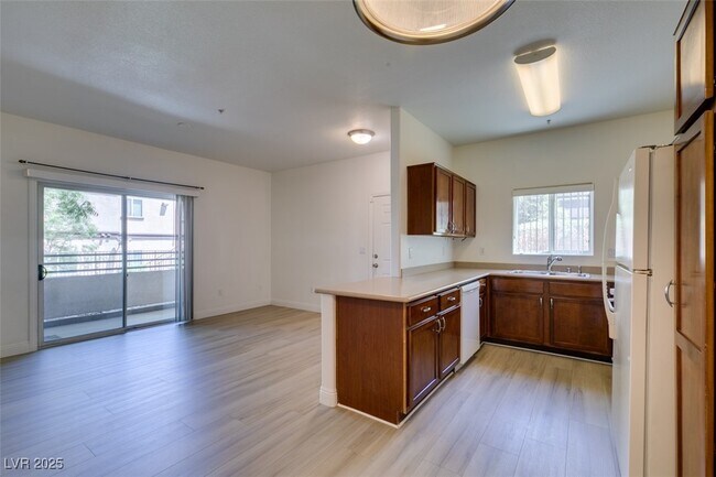 Building Photo - 2291 W Horizon Ridge Pkwy