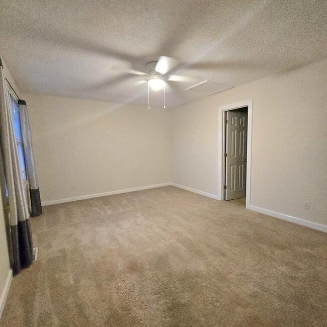 Building Photo - 2700 Thackery Rd