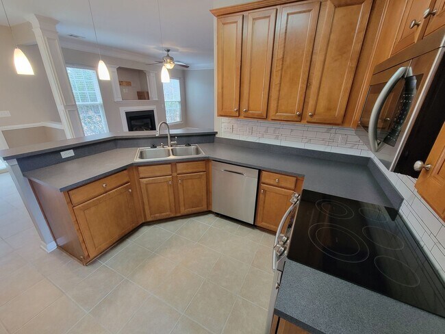 Building Photo - 4 Bedroom, 2.5 Bath Home Available in Hammett Grove Neighborhood