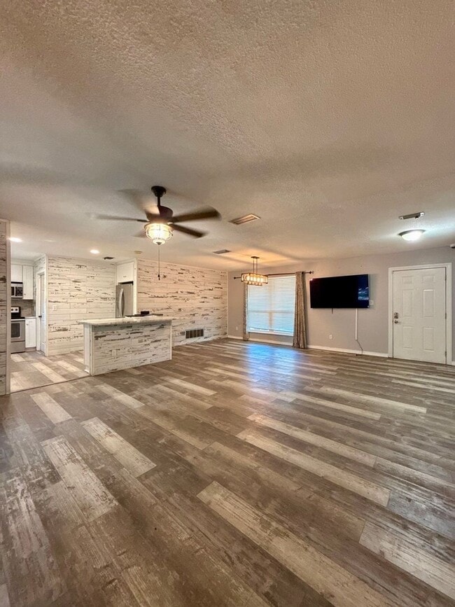 Building Photo - Mandarin Beautiful Corner Property!