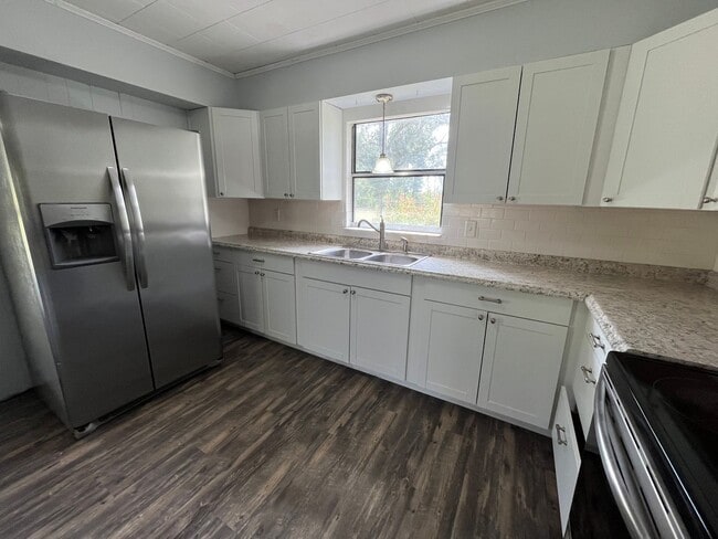 Building Photo - Spacious 4-Bedroom Brick Home on 1 Acre – ...