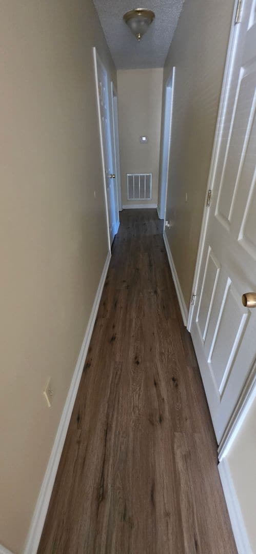 Building Photo - READY TO MOVE IN! 3 BEDS/2 BATHS!