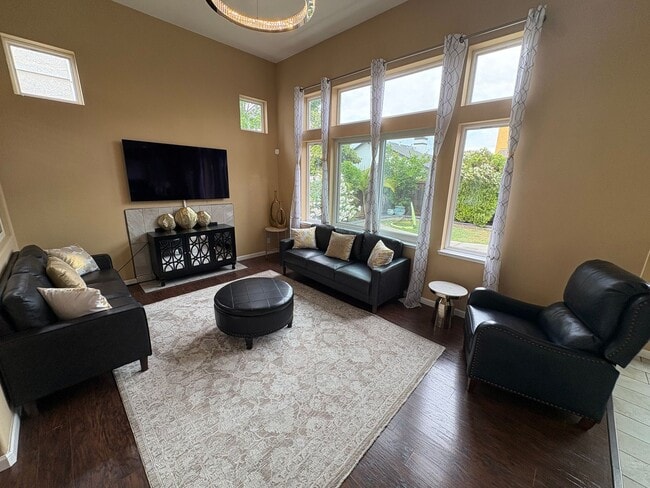 Building Photo - Beautiful 3 Bedroom 2.5 Bath Brentwood Home With SOLAR