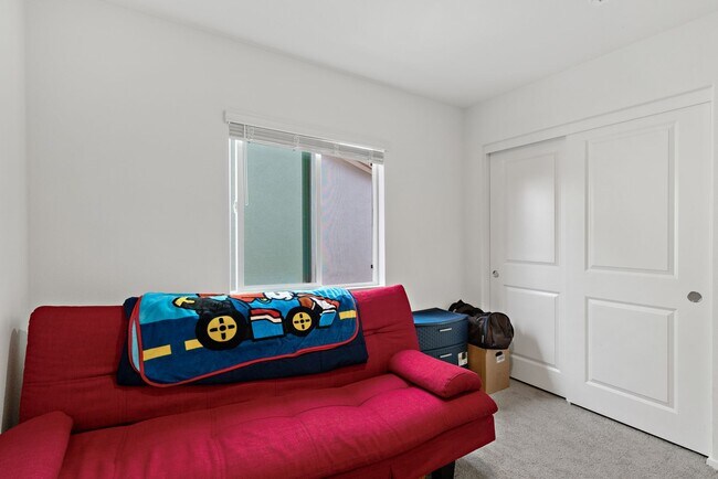 Building Photo - Spacious 4 Bedroom, 2.5 Bathroom Home with...