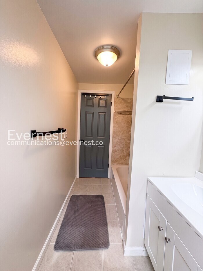 Building Photo - 6405 Loch Crest Ct