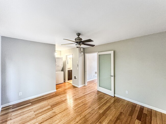 Building Photo - Beautiful 1B/1BA Condo in Hillcrest w/ Upgraded Kitchen, W/D & Swimming Pool!