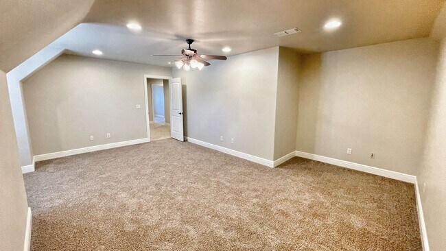 Building Photo - 1501 NE Greenbrier Ct