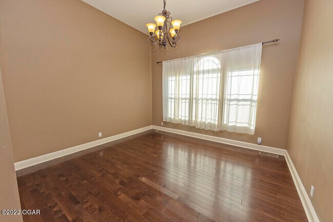 Building Photo - 2709 Summit Dr