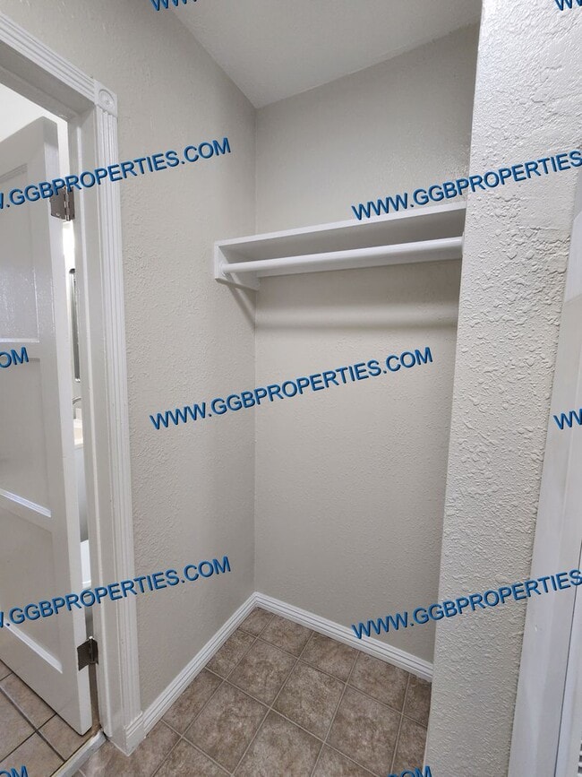 Building Photo - 253/255 E 67th Way