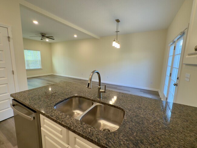 Building Photo - 613 Pershing Dr