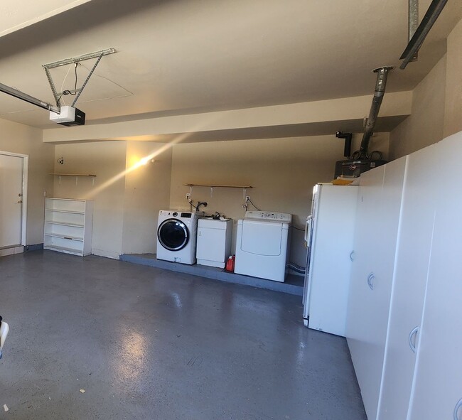 Building Photo - Amazing 2 story 4 bedroom home in Simi Val...