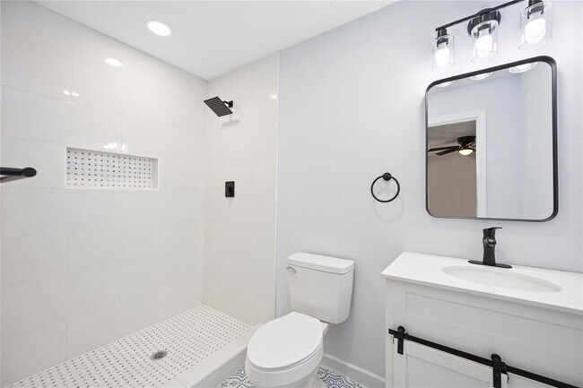 Building Photo - 9405 Cathedral Dr