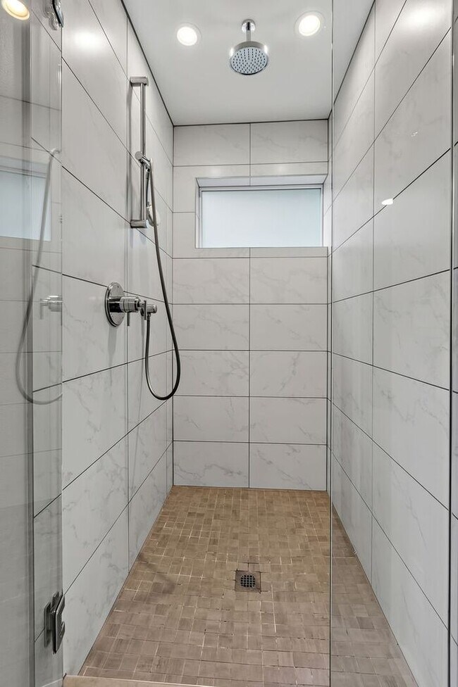 Building Photo - Stunning Standalone Townhome In Coveted Lincoln Park - Air Conditioned!