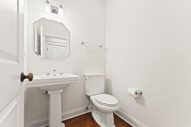 Building Photo - 3716 N Kenmore Ave