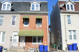 Building Photo - ***MOVE-IN SPECIAL****2-Bedroom Second-Floor Apartment