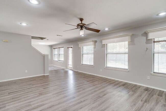 Building Photo - 2875 Grandview Dr