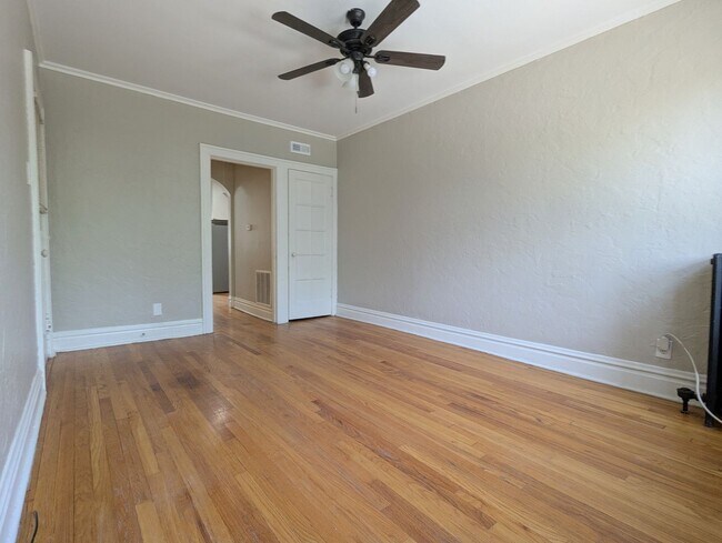 Building Photo - Freshly Updated Southampton 1 Bedroom