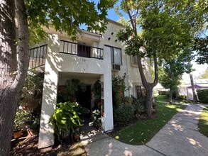 Building Photo - Embrace Luxury and Style in this Stunning ...
