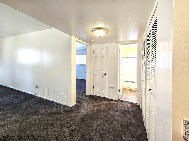 Building Photo - 1129 Cree Dr