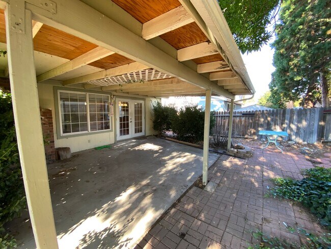 Building Photo - 843 Glen Martin Dr