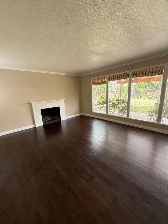 Building Photo - Spacious 4 Bedroom 2.5 Bathroom Hayward Home with Fresh Paint and New Carpet