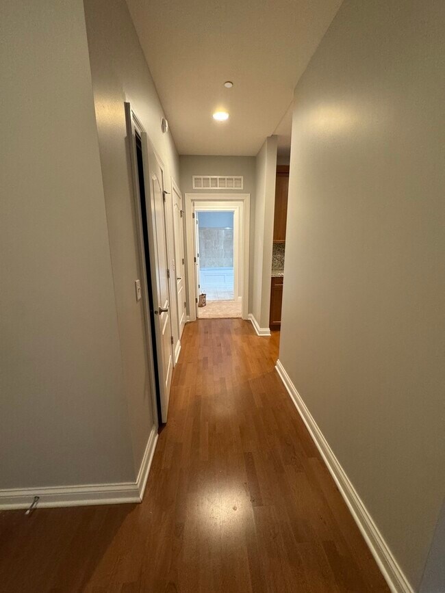 Building Photo - 1800 Amberley Ct