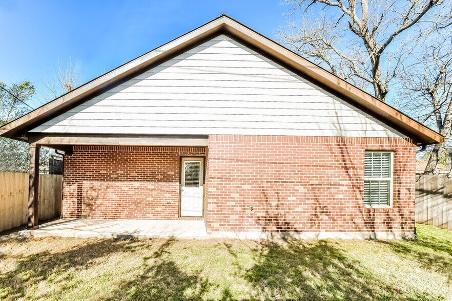 Building Photo - 2913 Louis St