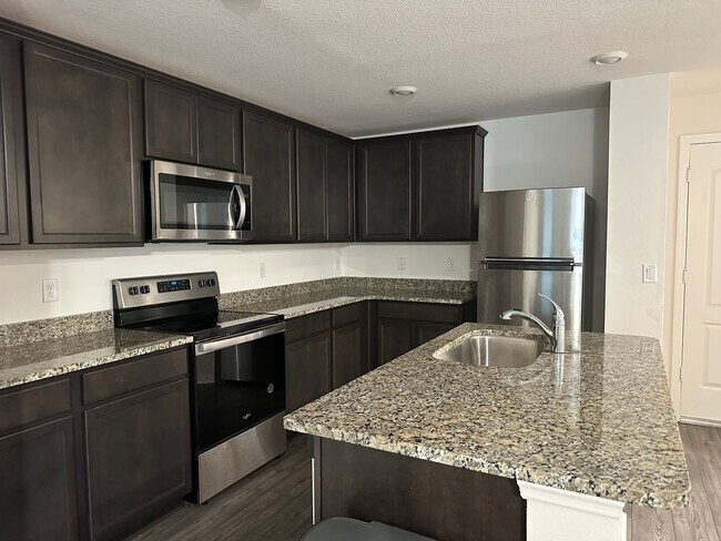 Building Photo - 3BR Townhome in Tavares with Open Floor Plan & Community Playground