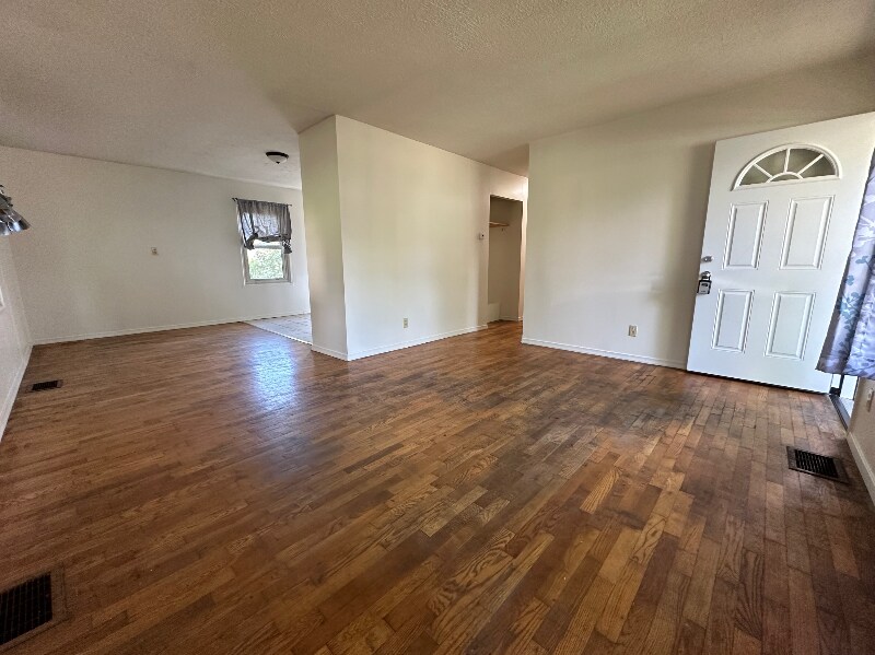 Building Photo - 3003 Cabot Dr