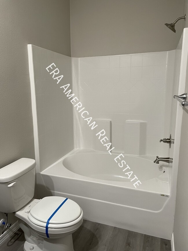 Building Photo - 709 Robinson Ave E