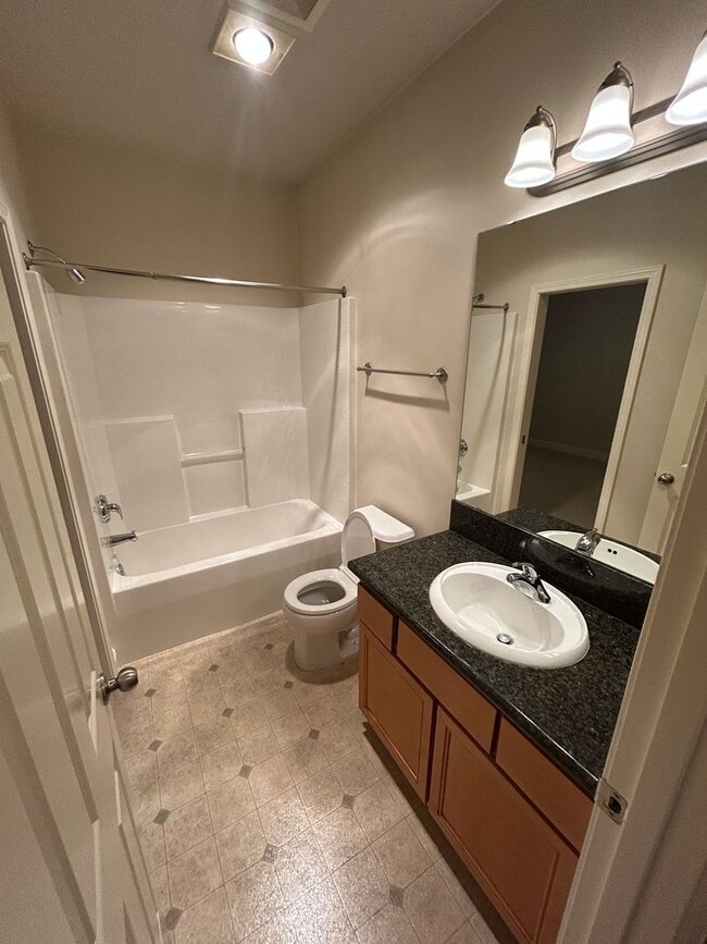 Building Photo - 2B, 2BA Top-Floor condo in South Renton wi...