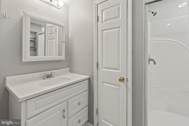 Building Photo - 5030 Finsbury Rd