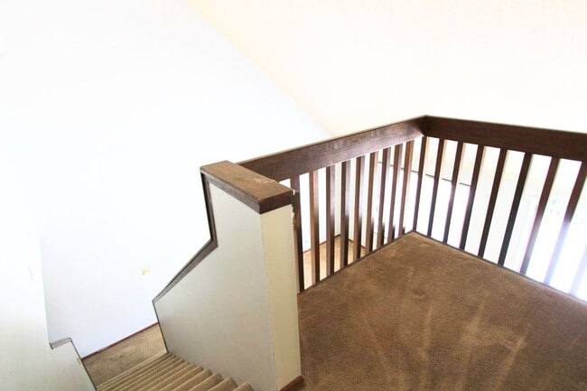 Building Photo - Spacious Living Room
