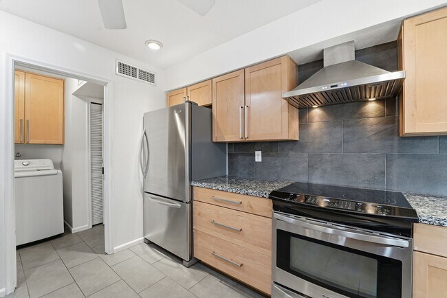 Building Photo - Welcome to this beautiful 4-bedroom, 3-bathroom home in Tempe Arizona!