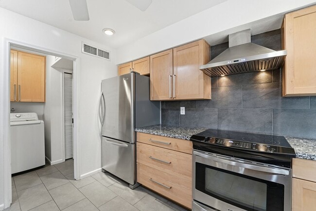 Building Photo - Welcome to this beautiful 5-bedroom, 3-bathroom home in Tempe Arizona!