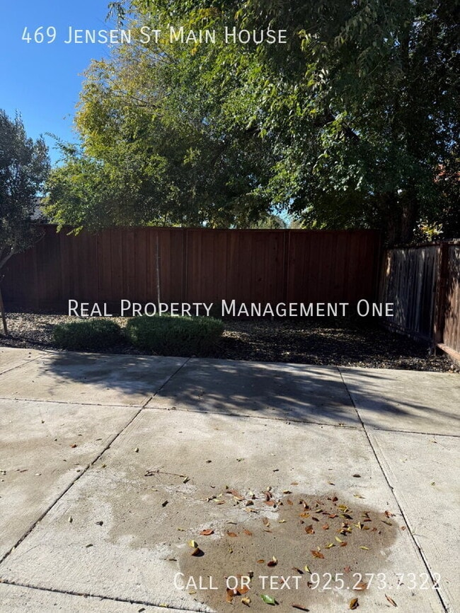 Building Photo - 469 Jensen St