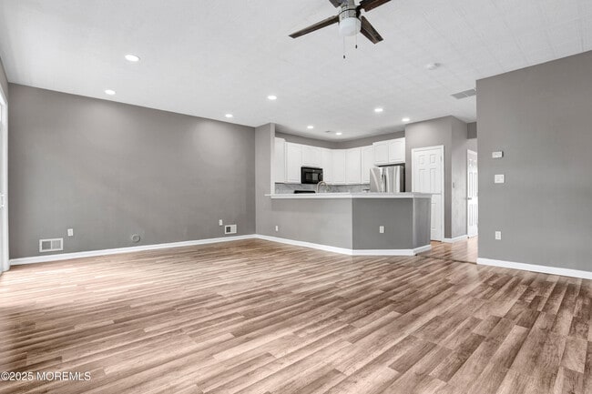 Building Photo - 100 Pine St