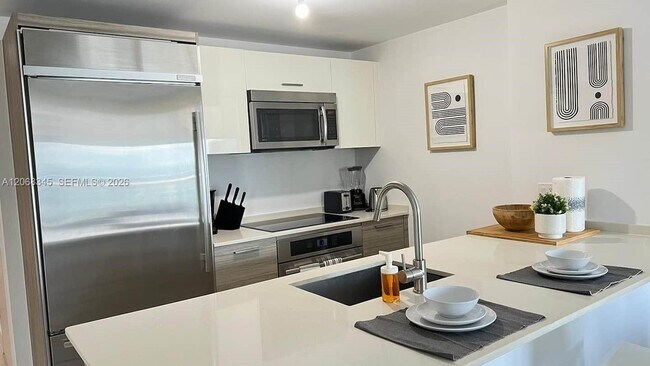 Building Photo - 1300 Brickell Bay Dr