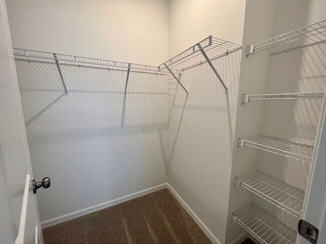 Building Photo - Beautiful 3 bedroom 2.5 bath Townhome!