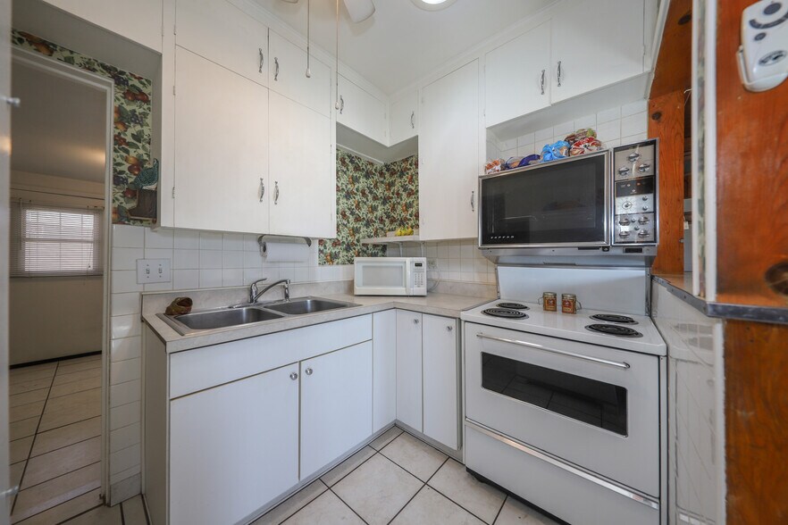 Building Photo - 3431 N Edith Blvd