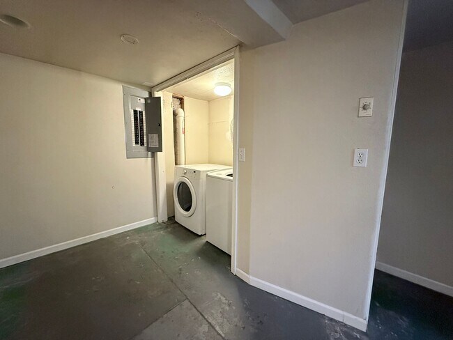 Building Photo - Spacious 5 Bedroom Home in N Portland with Hardwood Floors, Huge Basement & Fenced Yard!