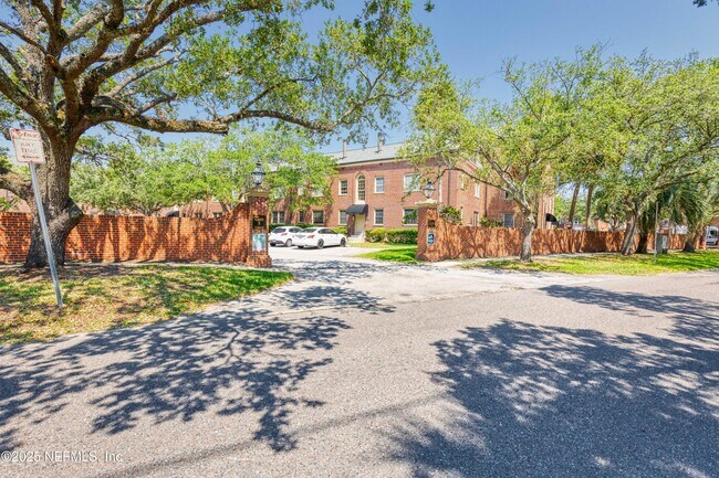 Building Photo - 1528 Palm Ave