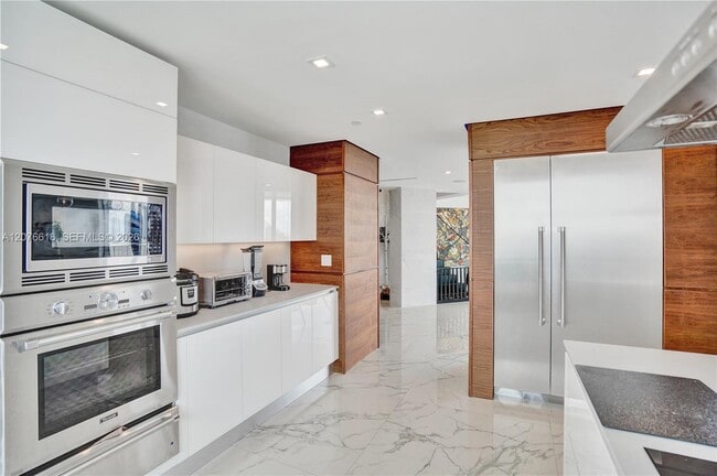 Building Photo - 4000 Island Blvd