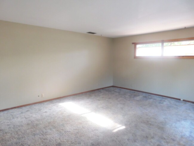 Building Photo - Beautiful 3 bedroom/2 bath blonde brick ra...