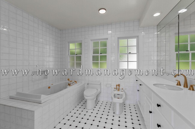 Building Photo - Contemporary Style 5bed/5bath Home with Ad...