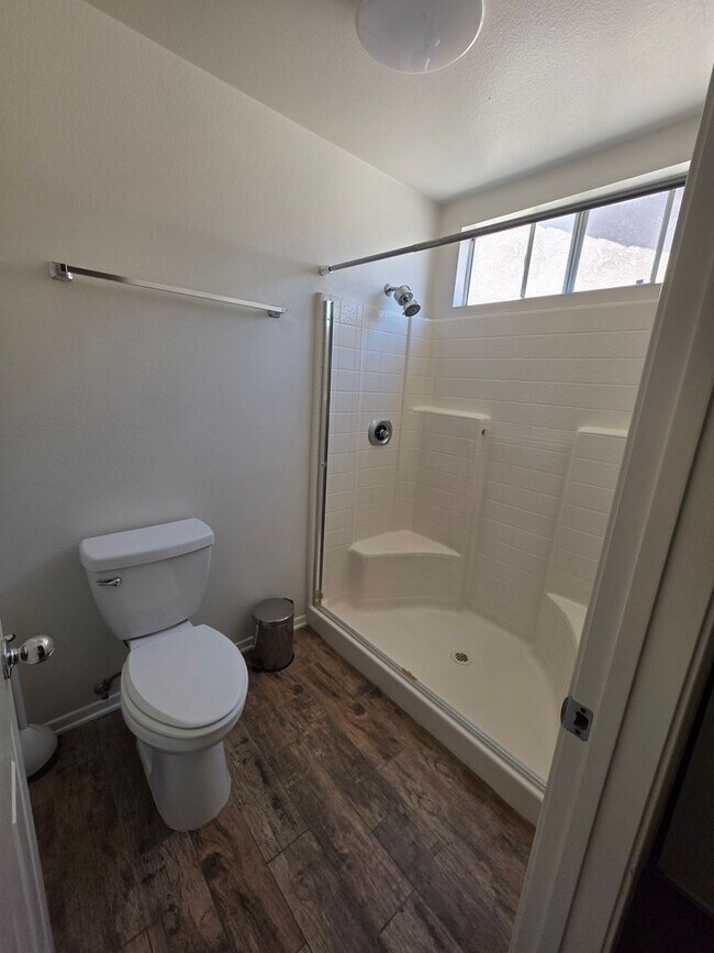 Building Photo - Bright & Spacious Family Home in a Private Gated Community