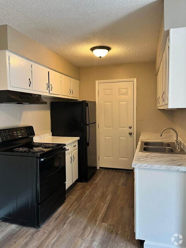 Building Photo - 2 bedroom/1 bath RENOVATED