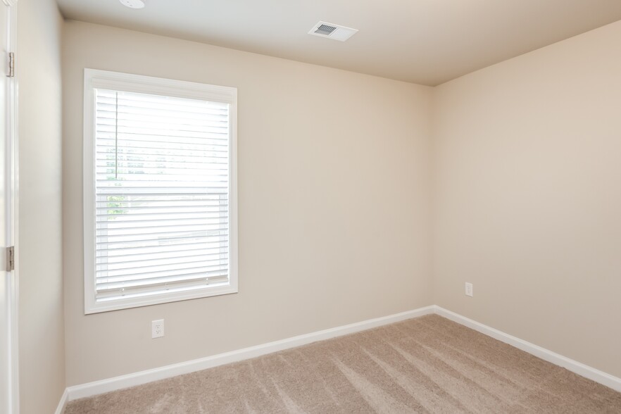 Building Photo - 3425 Sugarberry Dr